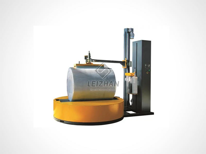 Кто управляет полуавтоматической машиной для упаковки поддонов?